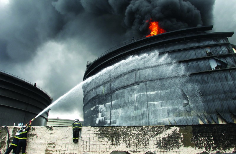 大连输油管线爆炸事故 明火扑灭与海洋生态危机